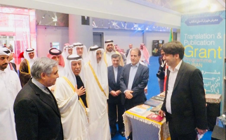 رئیس مجلس قطر از غرفه ایران در نمایشگاه بین‌المللی کتاب دوحه بازدید کرد