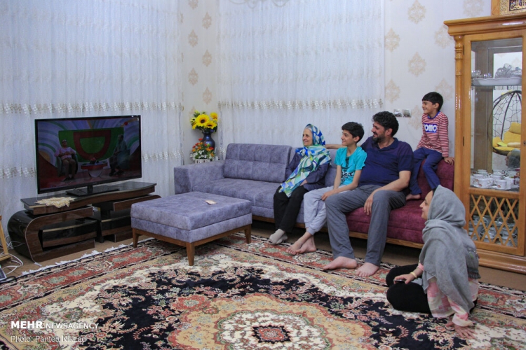 ایرانیان بیشتر با تلویزیون و فضای مجازی سرگرم شده‌اند